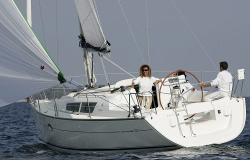 Jeanneau-Sun-Odyssey-32-i-Aleta-babor-Rumboaltea-scaled