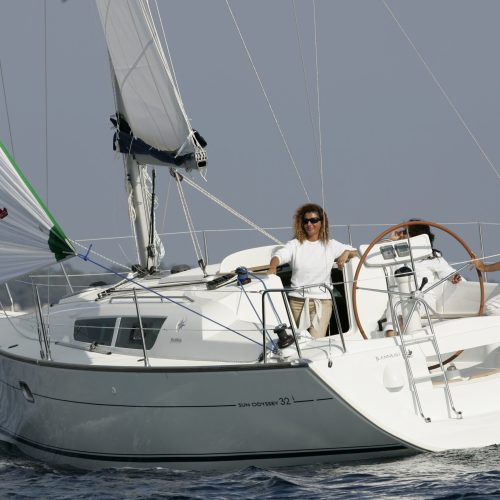 Jeanneau-Sun-Odyssey-32-i-Aleta-babor-Rumboaltea-scaled