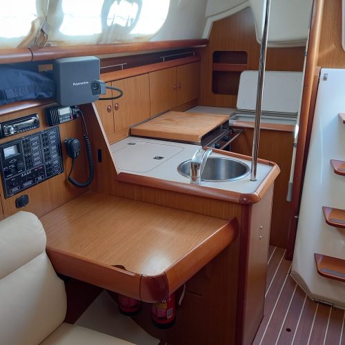 SUN-ODYSSEY-32i-COCINA-Rumboaltea-scaled