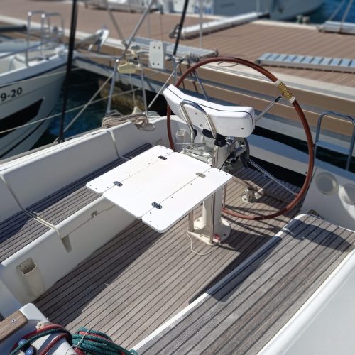 SUN-ODYSSEY-32i-MESA-BANERA-Rumboaltea-1-scaled