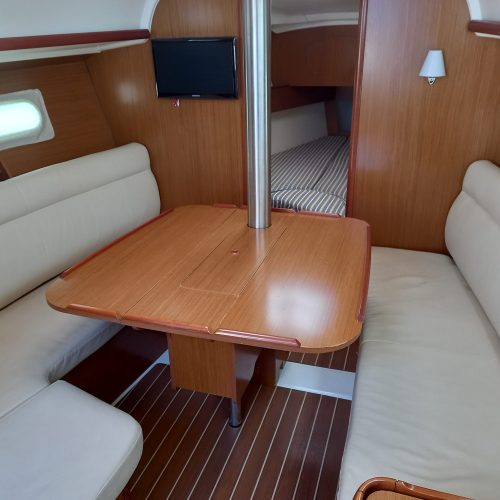 SUN-ODYSSEY-32i-MESA-SALON-Rumboaltea-1-scaled